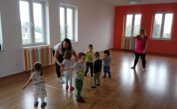 Zajęcia akrobatyczne z p. Brygidą Sakowską-Przedszkole Głogów Młp